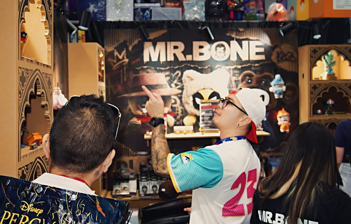 Fans at the Mr.Bone booth wall, SDCC